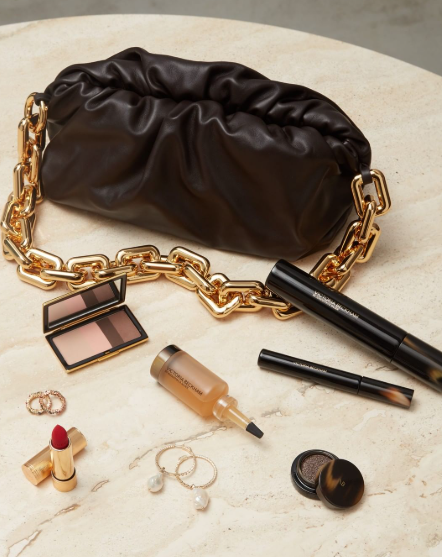 5 Essential Makeup Items Every Girl Should Have in Her Bag